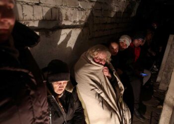 Los civiles de Kiev resisten a la invasión rusa apiñados en sótanos