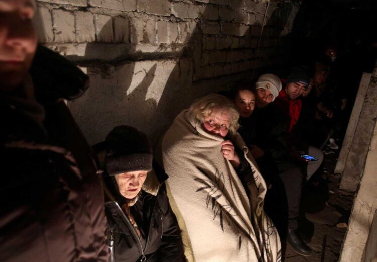Los civiles de Kiev resisten a la invasión rusa apiñados en sótanos