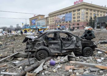 Rusia intensifica ofensiva con bombardeo contra Járkov y asedio de Mariúpol