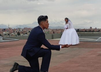 Una de las parejas recrea una emotiva imagen. Foto: Terminal Metropolitana