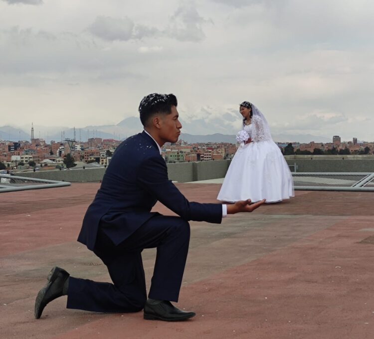 Una de las parejas recrea una emotiva imagen. Foto: Terminal Metropolitana