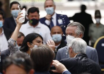 Una mujer le vació una botella con agua al presidente chileno Piñera en un acto oficial