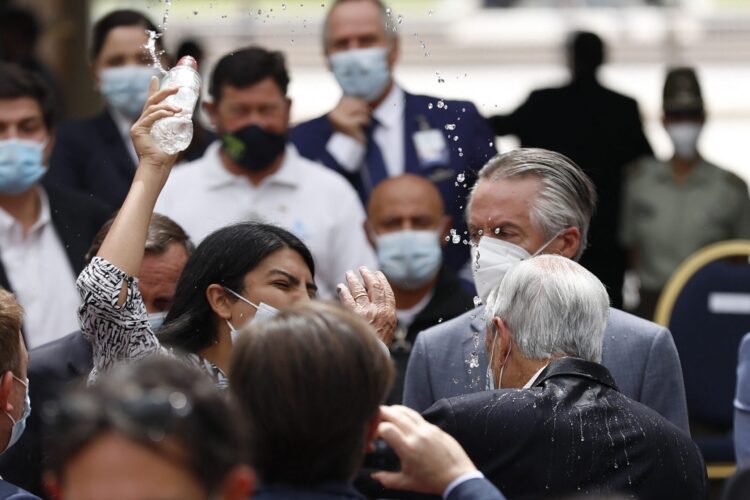 Una mujer le vació una botella con agua al presidente chileno Piñera en un acto oficial