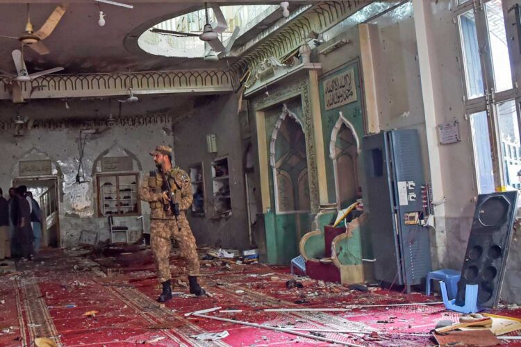 La cifra de muertos en atentado contra una mezquita en Pakistán se eleva a 56