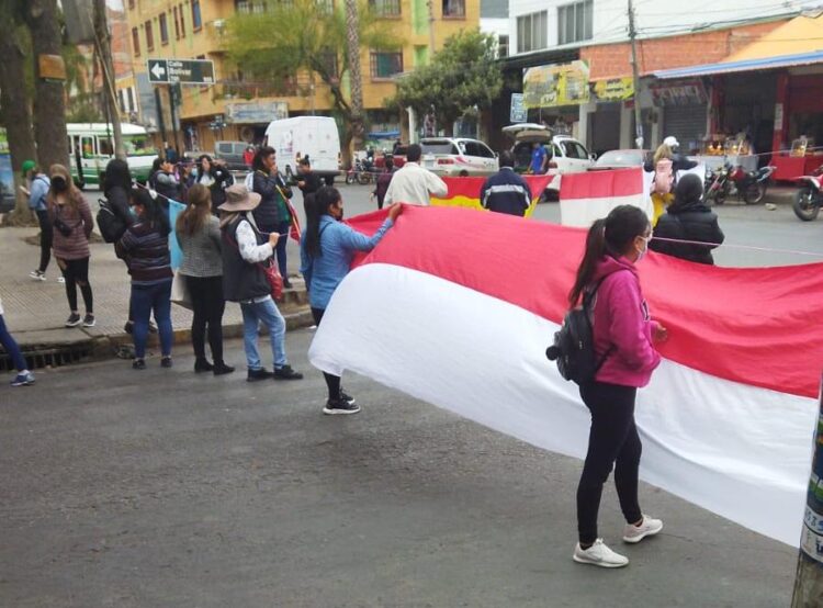 Una calle troncal de la capital tarijeña es bloqueada por un grupo de mujeres. Foto: APG