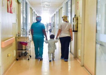 Un niño con cáncer es paseado por el personal médico. Foto: El Comercio