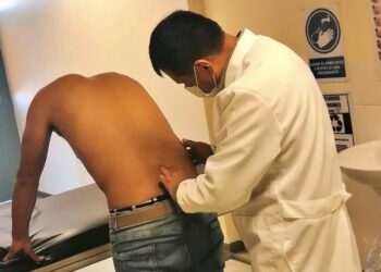 Médico atiende a un paciente. Foto: Hospital del Norte