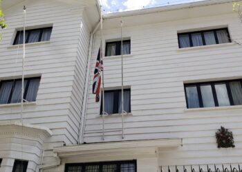 Embajador del Reino Unido da una sentida despedida a la reina Isabel II y recibe los pésames locales