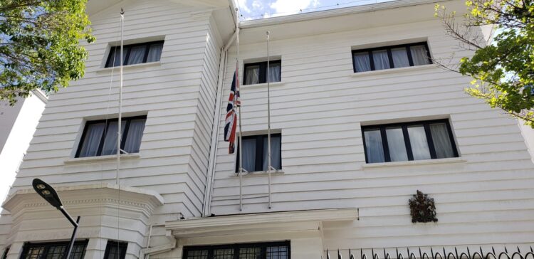 Embajador del Reino Unido da una sentida despedida a la reina Isabel II y recibe los pésames locales