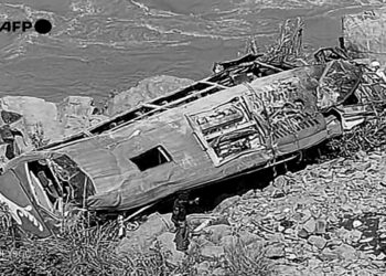 Una treintena de muertos al caer un bus de un puente en Kenia