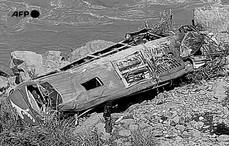 Una treintena de muertos al caer un bus de un puente en Kenia