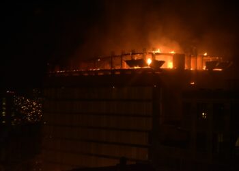 Arde parte alta de edificio en construcción en el nudo Vita y causa daños materiales de consideración