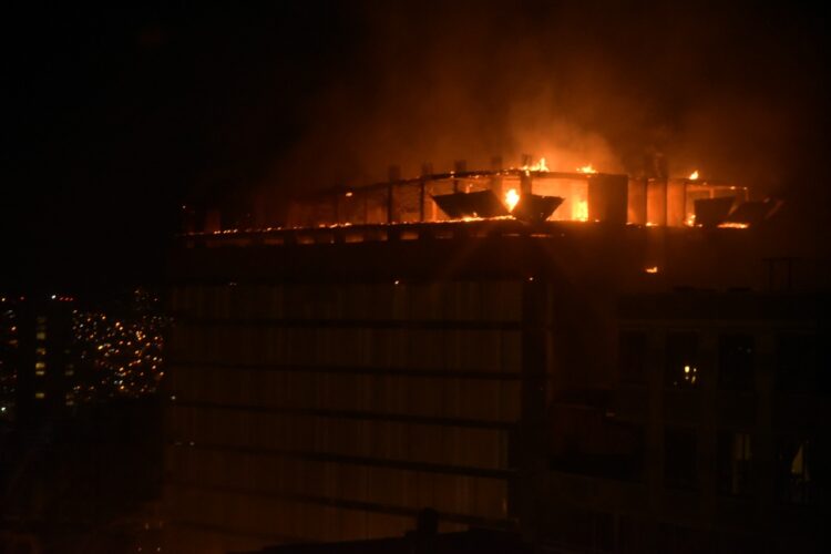 Arde parte alta de edificio en construcción en el nudo Vita y causa daños materiales de consideración
