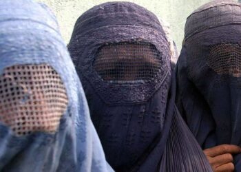 Talibanes ordenan a las afganas que usen en público un velo que les cubra cuerpo y rostro