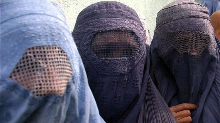 Talibanes ordenan a las afganas que usen en público un velo que les cubra cuerpo y rostro
