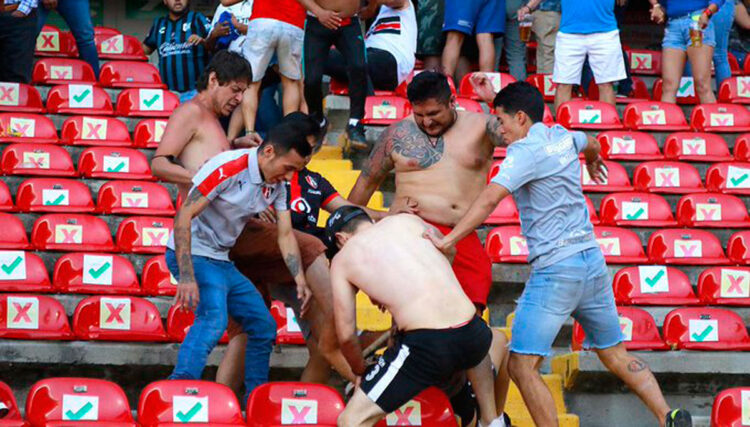 Restringen en México entrada de aficionados visitantes a estadios de fútbol por violencia