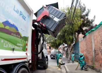 El MAS aprovecha ausencia de concejal de Arias y anula el incremento de la tasa de aseo urbano
