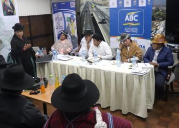 Comunarios levantan bloqueo de la vía a Desaguadero tras aceptar propuestas del Gobierno y la Gobernación