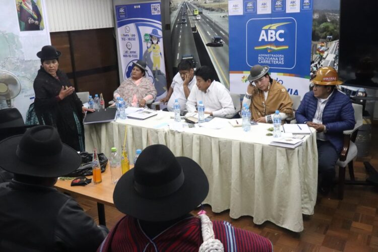 Comunarios levantan bloqueo de la vía a Desaguadero tras aceptar propuestas del Gobierno y la Gobernación