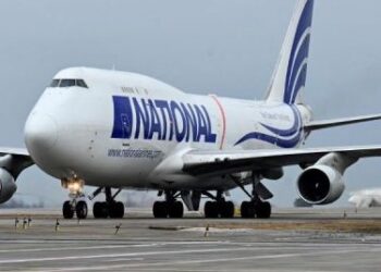 Ucrania promete mantener abierto su espacio aéreo pese a amenaza de Rusia