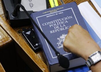 El partido Chile Vamos ha propuesto en la reunión, conformar un equipo compuesto por 50 expertos y una cantidad equivalente de personas designadas por el Parlamento.