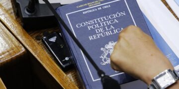 El partido Chile Vamos ha propuesto en la reunión, conformar un equipo compuesto por 50 expertos y una cantidad equivalente de personas designadas por el Parlamento.