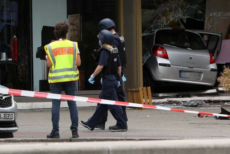 Un muerto y ocho heridos por vehículo que atropella a transeúntes en Berlín