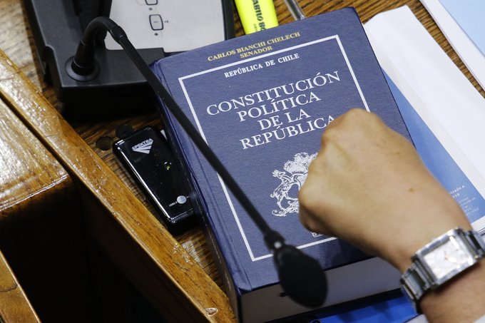 El partido Chile Vamos ha propuesto en la reunión, conformar un equipo compuesto por 50 expertos y una cantidad equivalente de personas designadas por el Parlamento.