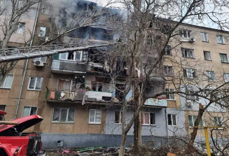 Bombardeos alcanzan hospitales en ciudad del sur de Ucrania