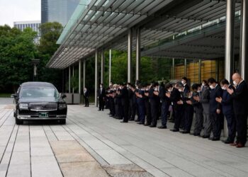 Miles de japoneses despiden en las calles al asesinado exprimer ministro