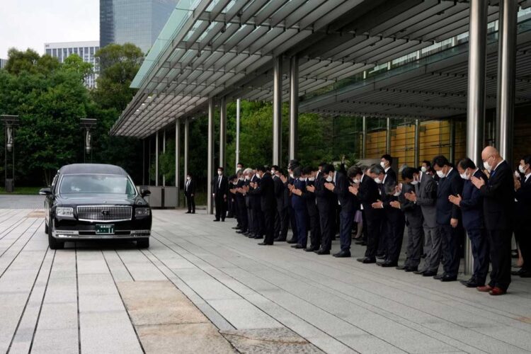 Miles de japoneses despiden en las calles al asesinado exprimer ministro