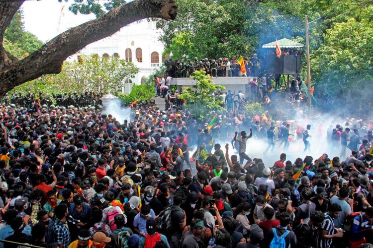 Manifestantes irrumpen en oficina de primer ministro de Sri Lanka tras huida del presidente