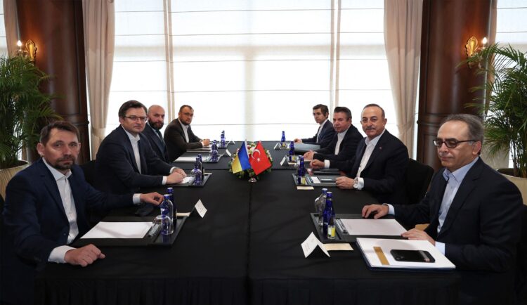 ‘No hubo avances’ para un alto el fuego en reunión en Turquía, según ministro ucraniano
