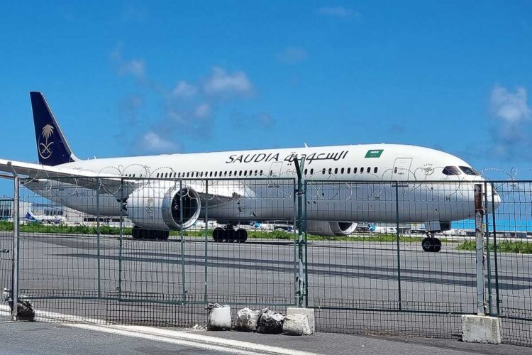 Avión con el presidente de Sri Lanka a bordo aterriza en Singapur