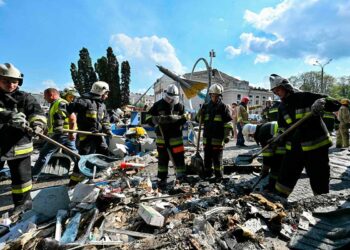 Sigue operación de rescate tras mortífero ataque ruso en el centro de Ucrania