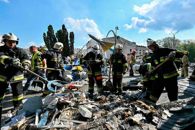 Sigue operación de rescate tras mortífero ataque ruso en el centro de Ucrania