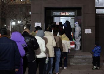 China confina a 9 millones de habitantes por un brote de COVID-19