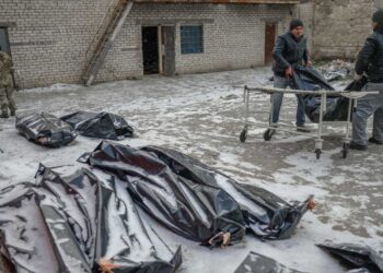 Los cadáveres se amontonan en la morgue de la ciudad ucraniana de Mikolaiv