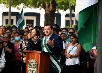 El alcalde Jhonny Fernández en el inicio de los actos cívicos de Santa Cruz, por la efeméride de los 212 años del grito libertario. Foto: GAMSC