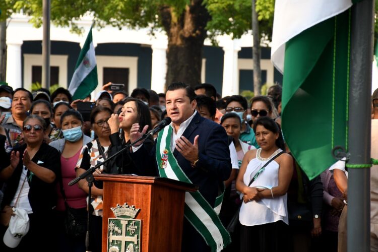 El alcalde Jhonny Fernández en el inicio de los actos cívicos de Santa Cruz, por la efeméride de los 212 años del grito libertario. Foto: GAMSC
