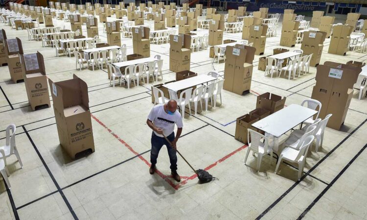 Colombianos renuevan Congreso camino a unas presidenciales que podrían ser históricas