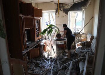 ‘Estamos vivos, es un buen día’, afirma una ucraniana, sobreviviente a un misil