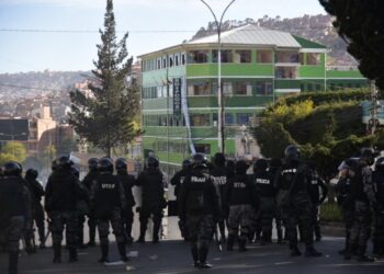 Policía resguarda afueras del mercado de Adepcoca. Foto: Rodwy Cazón