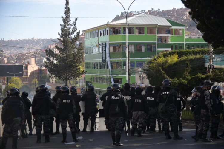 Policía resguarda afueras del mercado de Adepcoca. Foto: Rodwy Cazón