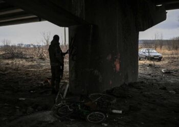 Los bombardeos convierten Irpin, en las afueras de Kiev, en una ciudad fantasma