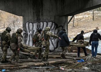 Rusia ataca cerca de frontera polaca mientras ciudad ucraniana contabiliza más de 2.000 muertos