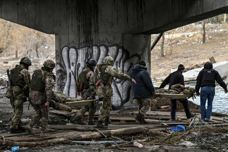 Rusia ataca cerca de frontera polaca mientras ciudad ucraniana contabiliza más de 2.000 muertos