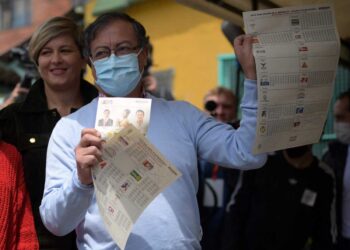 Petro vence en las primarias en Colombia y perfila a la izquierda hacia las presidenciales