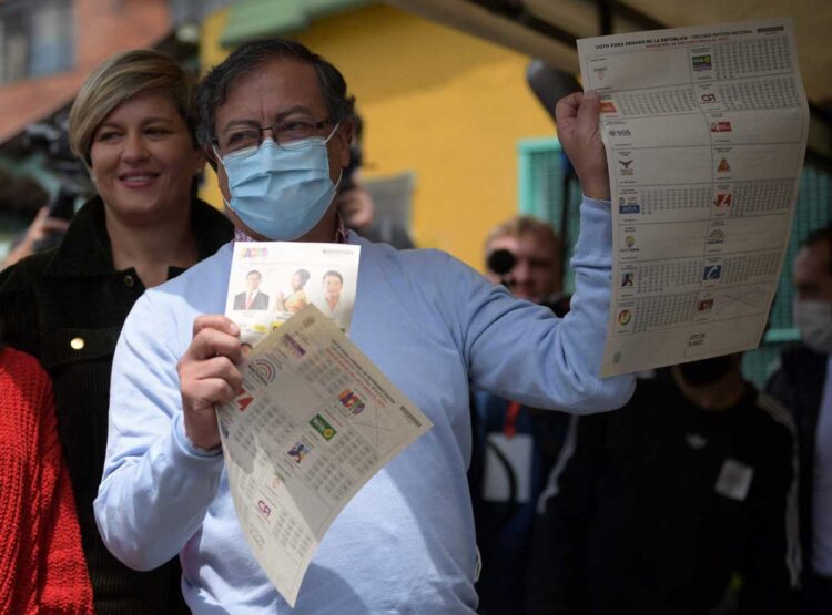 Petro vence en las primarias en Colombia y perfila a la izquierda hacia las presidenciales