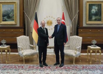 Primer encuentro entre canciller alemán y presidente turco en Ankara